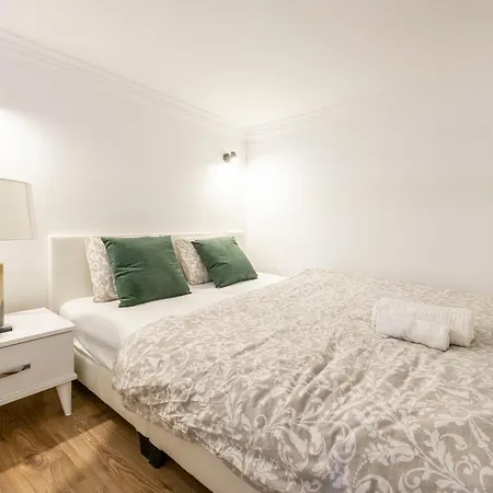 Deluxe Charming Downtown In Dob St' Apartment *