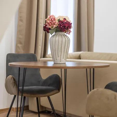 Deluxe Charming Downtown In Dob St' Apartment *